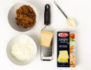 Schritt 1: Als Zutaten für die Lasagne werden Lasagne-Blätter, Butter, Ragout, Béchamelsauce und Parmesan verwendet.
