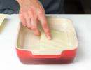 Schritt 3: Eine Schicht Lasagneblätter in die Form füllen.