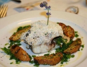 Branzino in Salbei-Salzkruste mit Kräuterkartoffeln