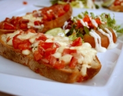 Bruschette mit Mozzarellabelag