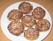 Donuts mit Schokoladeglasur und bunten Streusel