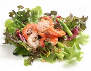 Easy Peel Shrimps mit Salat, warmen Spargel und Knoblauch