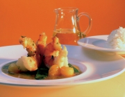 Gebratene Wildgarnelen mit Melone, Zuckerschoten, Knoblauch, Chili und Marillenkernöl