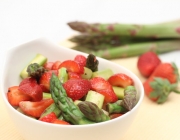 Grüner Spargelsalat mit Erdbeeren
