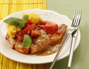 In Tomaten geschmorte Schweinskoteletts