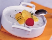 Kalte Kokossuppe mit Orangenfilets