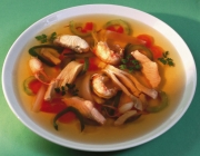 Klare Fischsuppe mit Gemüsewürferln
