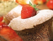 Kürbiskernsoufflé mit Erdbeerragout