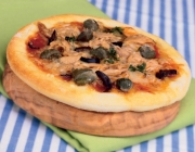 Pizza al tonno (Pizza mit Thunfisch)