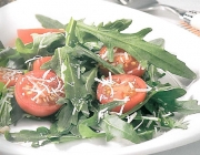 Rucola-Käse-Salat mit Tomaten und Knoblauchbaguette