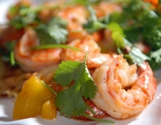 Salat von sauer eingelegtem Frühlingsgemüse und Shrimps