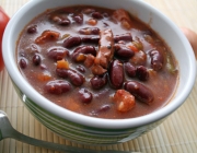 Würzige Bohnensuppe mit Speck