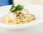 Spaghetti mit Ricotta in Pinienkernsauce