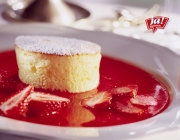 Topfensoufflé auf Erdbeersauce und Erdbeeren