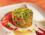 Torte von Avocado und Hummer in Pinienvinaigrette