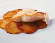 Warmes Kartoffel-Carpaccio mit St. Petersfisch und gehobeltem Bergkäse