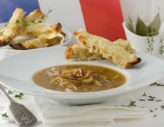 Französische Zwiebelsuppe mit dreierlei Zwiebeln