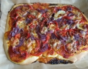 Pizza mit Schinken, Speck und Paprika