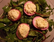 Rote Eier auf Mangold-Spinat-Salat
