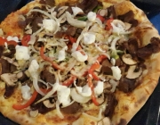 Türkische Pizza mit Döner Kebab
