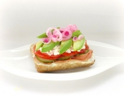 Avocado Sandwich mit Serrano Schinken