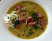 Erbsensuppe mit Würsteln