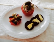 Gefüllte Tomate mit Thunfisch-Olivensalat