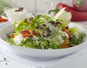 Grüner Salat mit geröstetem Paprika aus der Heißluftfritteuse