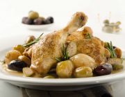 Geschmortes Hendl mit Knoblauch und Oliven