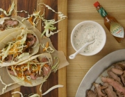 Würzige Steak-Tacos mit Chipotle-Limette-Joghurt-Dressing