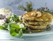 Feta-Oliven-Pancakes mit Vogerlsalat