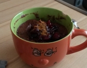 Kirsch-Kakao-Tassenkuchen mit Zimt und Ahornsirup