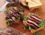 Steak auf Texas-Toast mit Espresso-Barbecue-Sauce