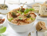 Tomaten-Kapern-Hummus