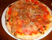 Pizza mit Prosciutto und dreierlei Käse