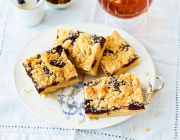 Friesischer Streuselkuchen mit Zwetschkenmus