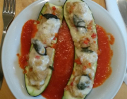 Vegetarisch gefüllte Zucchini mit Paprikasauce