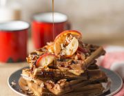 Waffeln aus Kastanienmehl mit Äpfeln