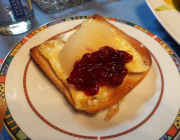 Überbackener Toast mit Camembert-Birnen