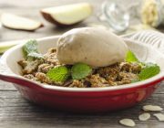 Veganer Apfel-Mandel-Crumble mit Vanilleeis