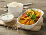 Kürbis-Karotten-Pfefferoni-Curry mit Minze-Joghurt-Dip