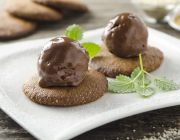 Vegane Mandel-Kardamom-Cookies mit Schokoeis