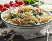 Penne mit Babyspinat und Kirschtomaten