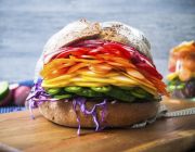 Sandwich mit Rainbow-Gemüse