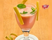 Daiquiri-Cocktail mit Rhabarber und Erdbeerminze