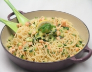Lachs gegart unter einem Spaghetti-Berg