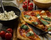 Pizza mit Mascarpone und Salsicce