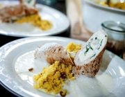 Putenroulade gefüllt mit Rucola und Schafskäse dazu marokkanischer Couscous