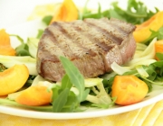 Rinderfiletscheiben mit Fenchel-Rucola-Marillen-Salat
