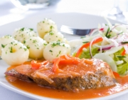 Schweinskoteletts in pikanter Sauce